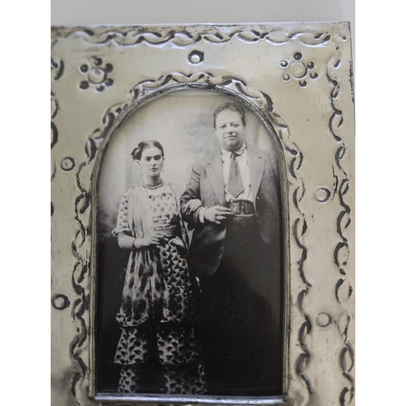 Vintage-Style Black and Silver Photo Frame - Picture 5 of 7